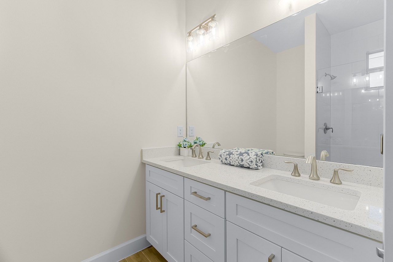 Double vanity in a finished primary bathroom
